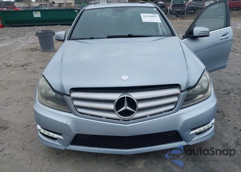 2013 Mercedes-Benz C 300 Sport 4Matic z USA, uszkodzony, nr VIN WDDGF8AB0DR278612